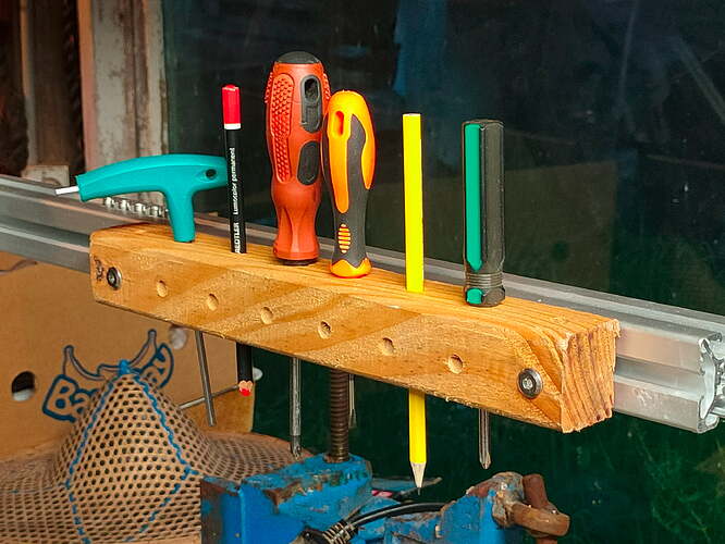 off-cut-use-simple-tool-holder